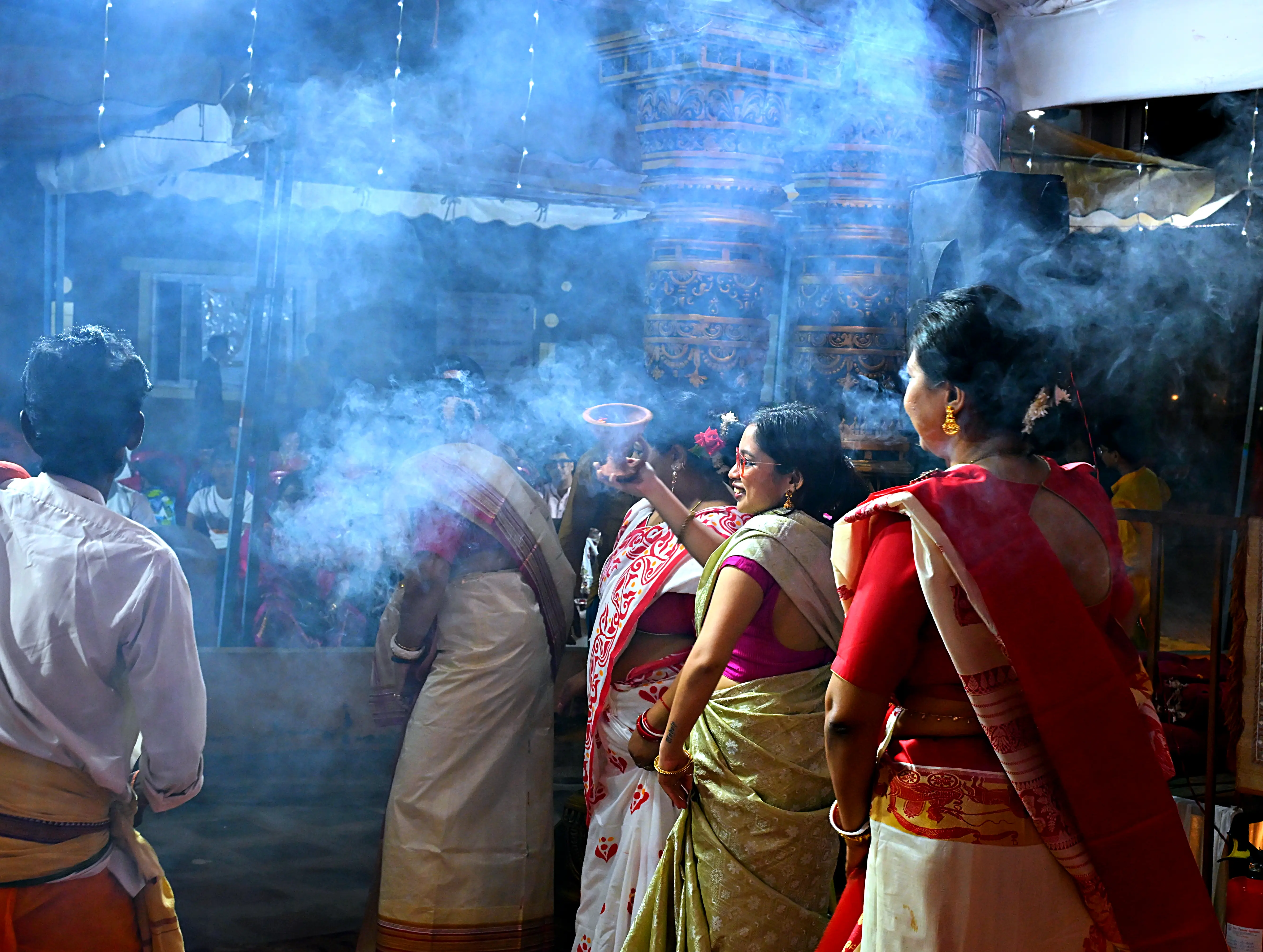 Echoes and Embers dhunuchi dance and shankh blowing at Aabahan 2025, HM World City Bangalore